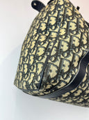 Détail du côté arrondi du sac Dior Boston 40 à motif Oblique