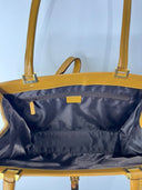 Intérieur du sac Gucci vintage avec doublure sombre et poche zippée