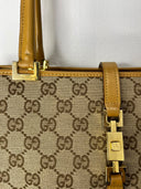 Détail du motif GG, de l’attache d’anse et du fermoir du sac Gucci