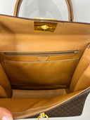 Celine Sac à main Maillon Triomphe — Toile monogrammée marron, détails cuir beige et hardware doré