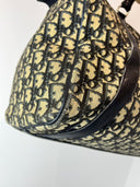 Détail du côté et de la bande sombre du sac Dior Boston 40
