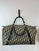 Sac Dior Boston 40 à motif Oblique, vue d’ensemble sur fond clair