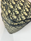 Détail d’un angle du sac Dior Boston 40 à motif Oblique