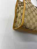 Détail d’un angle du sac Gucci vintage et de sa bordure moutarde