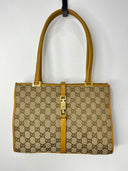 Sac Gucci Jackie vintage à motif GG, vue frontale sur fond clair