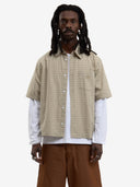 La chemise à manches courtes beige