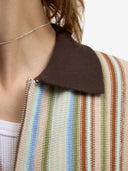 Le cardigan à rayures marron