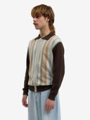 Le cardigan à rayures marron