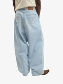 Le pantalon ballon en denim clair délavé