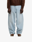 Le pantalon ballon en denim clair délavé