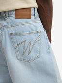 Le pantalon ballon en denim clair délavé