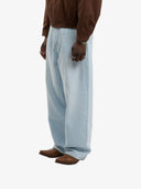 Le pantalon ballon en denim clair délavé