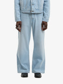 Le pantalon flare en denim clair délavé